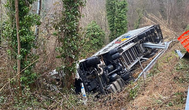 Tir esce di strada e si ribalta: due gru speciali per recuperare il mezzo