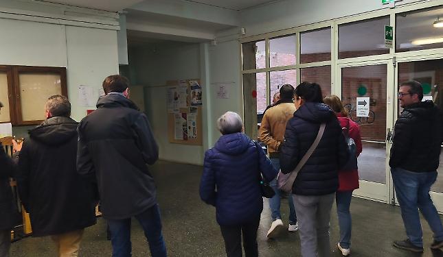 Ex studenti e prof in visita guidata... nella scuola da demolire