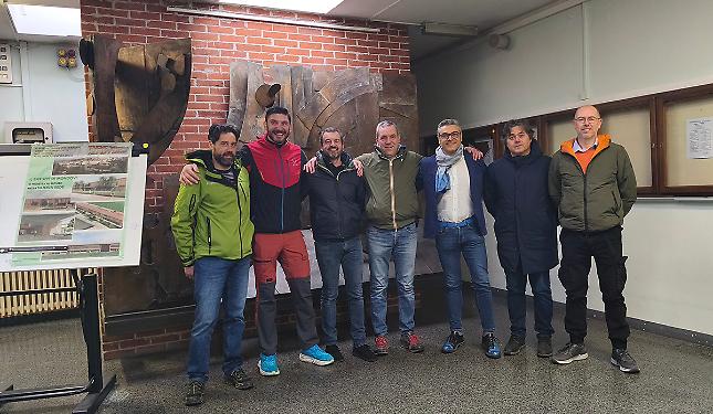 Trent'anni dopo la Maturit&agrave; la 5B torna nella scuola: &laquo;Per vederla prima che venga abbattuta&raquo;