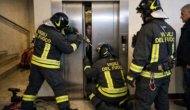 Resta bloccato in ascensore: liberato dai Vigili del fuoco