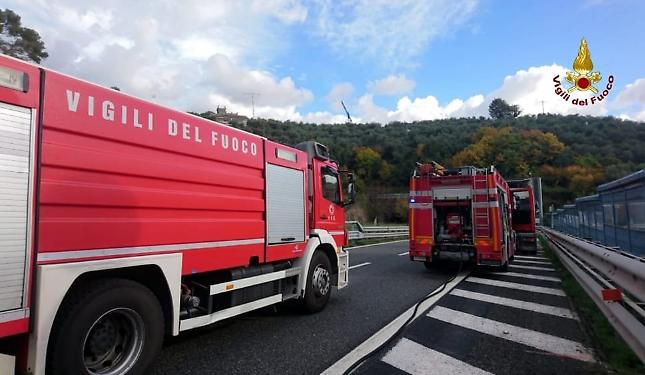 Auto a fuoco lungo l'autostrada, situazione risolta