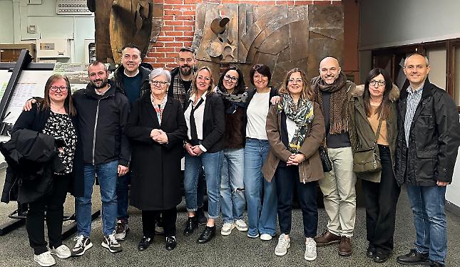 Tra i banchi per l'ultima volta: la 5&ordf; A del 1999 saluta la sua scuola, prima che venga demolita