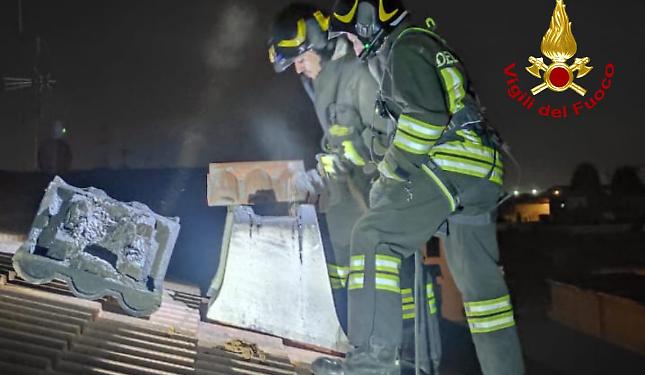 A fuoco la canna fumaria di un'abitazione; intervento in corso dei Vigili del fuoco