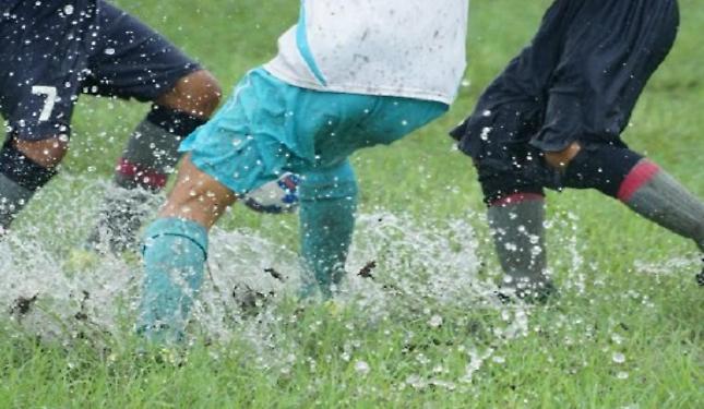 Il maltempo sferza il fine settimana, tanti rinvii sui campi