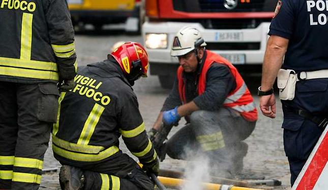Camioncino trancia una tubatura del gas, intervengono i soccorsi