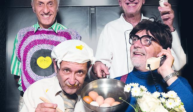 Ennesimo sold-out: il segreto dello show che unisce beneficenza e ironia