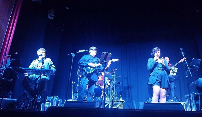 Le canzoni che hanno fatto la storia tornano a emozionare: sul palco l&rsquo;omaggio ai grandi cantautori italiani