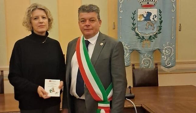 Dal Regno Unito alle Langhe: la comunit&agrave; accoglie Laura, nuova cittadina italiana