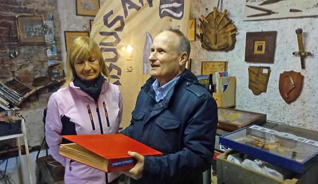 Toccare, ascoltare, scoprire: la tradizione dei coltelli si apre anche ai non vedenti