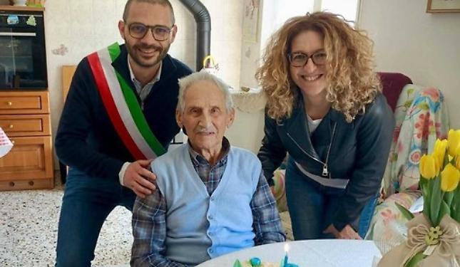 101 anni e un sorriso che conquista tutti: auguri Luigi