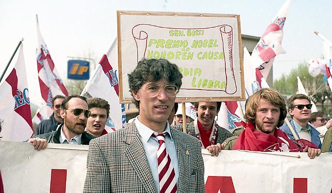 Se ne va Bossi, il &ldquo;Senat&ugrave;r&rdquo; che ha trasformato la politica in cultura pop