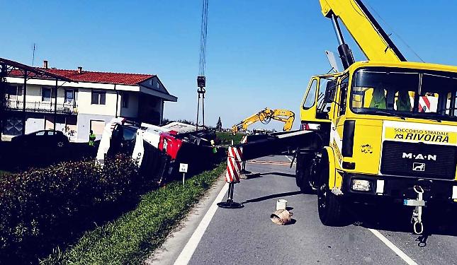 Camion si ribalta: traffico bloccato per le operazioni di recupero