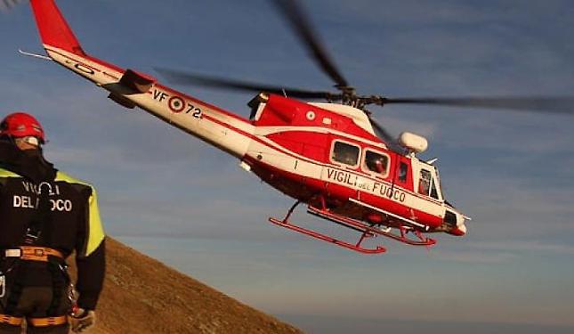 Fiamme nei boschi alimentate dal vento, all'origine un cavo elettrico danneggiato