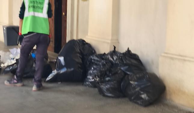 Rifiuti abbandonati... davanti alla sede del Consorzio raccolta rifiuti