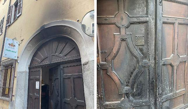 Incendiato il portone della Polizia locale: gesto vandalico ripreso dalle telecamere