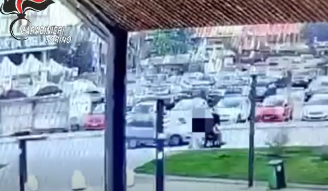 Rapina a una donna in sedia a rotelle: arrestato 23enne, individuato anche il complice