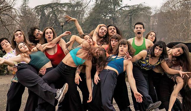 Frequentano la Laurea in Circo contemporaneo e hanno scritto il loro primo spettacolo