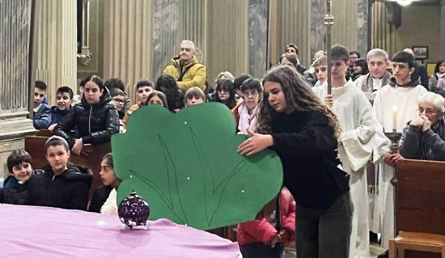 Una Via Crucis che unisce le famiglie