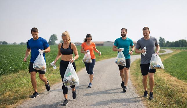 Correre (o passeggiare) raccogliendo rifiuti per strada: ecco la "Plogging run"