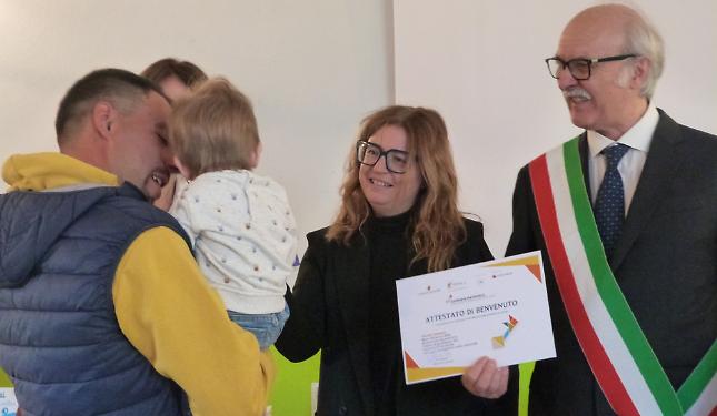 Una gentile carezza della comunit&agrave;: la festa speciale per i nuovi nati
