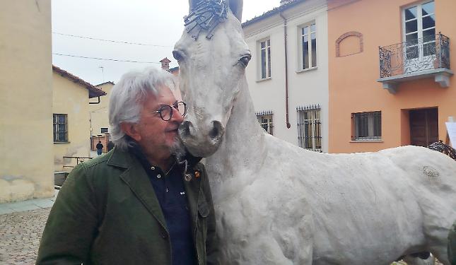 Un sogno di bambino diventa realt&agrave;: il cavallo di Napoleone ricorda il passaggio del generale