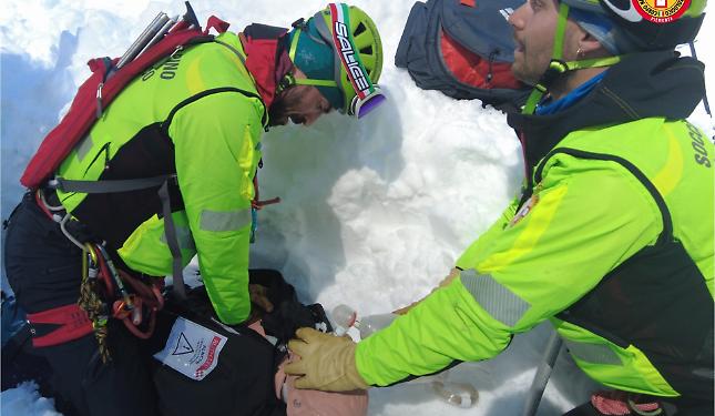 Sei persone sepolte e minuti contati: il Soccorso Alpino si allena ai piedi del Monte Rosa