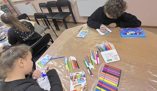 Penne e matite contro la guerra: un carico di materiale scolastico donato all'Ucraina