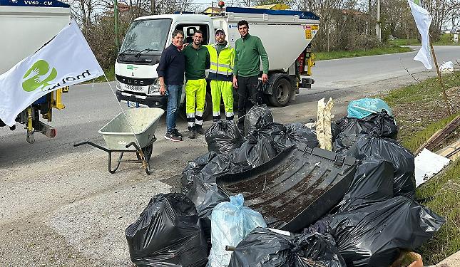 Raccolti dai prati quasi una tonnellata di rifiuti abbandonati