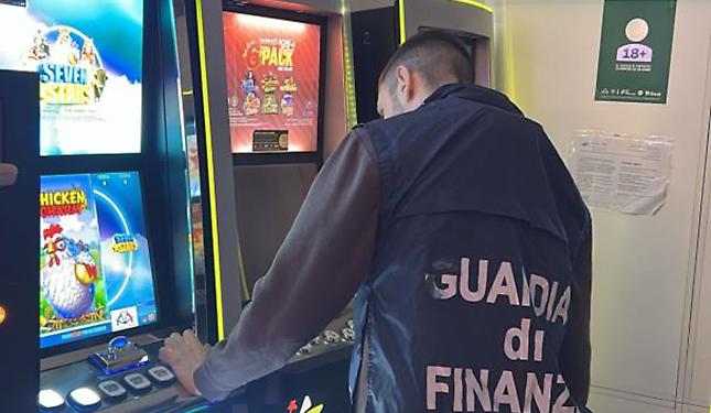 facevano giocare i clienti con slot irregolari: denunciati
