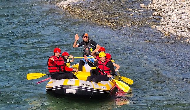 In gommone sul torrente dietro al municipio
