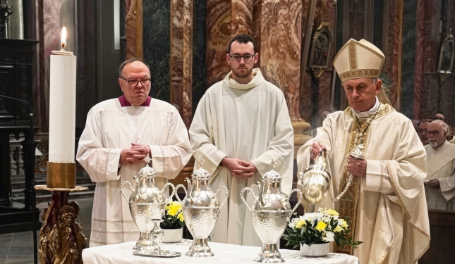 &laquo;In un mondo virtuale, il prete resta presenza concreta&raquo;. Il vescovo di Mondov&igrave; alla Messa Crismale