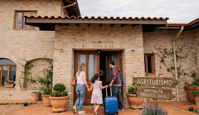 Pasqua vicino casa: addio mete lontane, vince la fuga tra agriturismi e sapori autentici