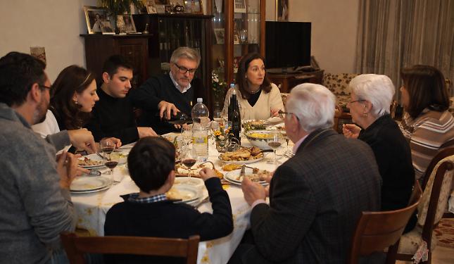 Gli italiani all'esterno hanno nostalgia delle cene in famiglia