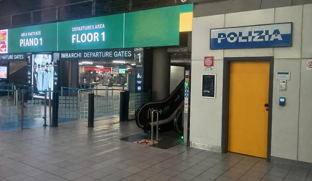 Smarrisce 2000 euro in aeroporto: la Polizia li recupera e li restituisce