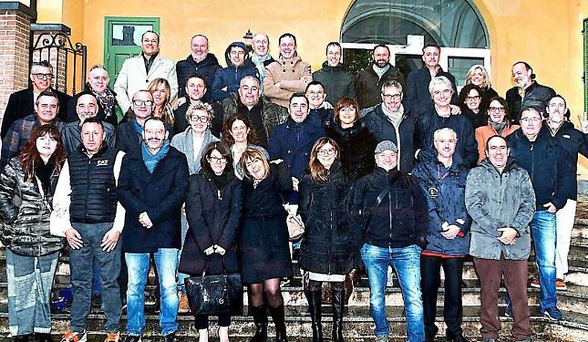 Una cena ogni mese, per festeggiare mezzo secolo di vita: la scelta in controtendenza dei coscritti