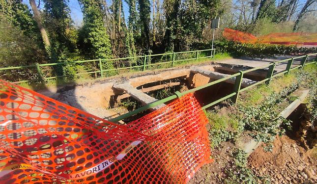 Voragine lungo la strada, il ponte verr&agrave; abbattuto