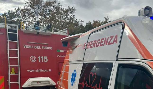 Auto contro trattore, la vettura finisce fuori strada