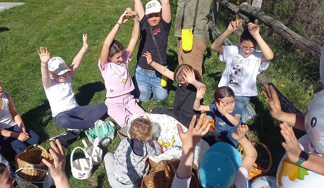 La &ldquo;Caccia alle uova&rdquo; sotto la torre porta festa e allegria in paese