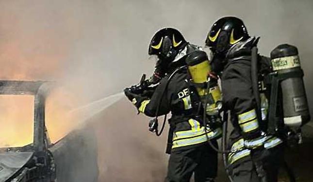 Due auto a fuoco nella notte, indagano i Carabinieri