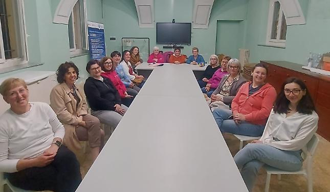 Imparare a cucire e lavorare a maglia: tante iscritte al corso di base