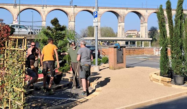 Accade in queste ore: la piazza diventa... un giardino. Magia? No, tutto vero - LE FOTO