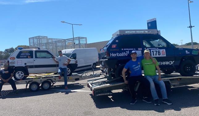 Sfidano il deserto del Marocco a bordo di due "Panda": al via l'impresa di quattro amici