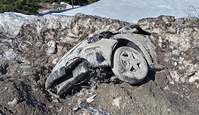 Si scioglie la neve... ed emerge una carcassa d'auto abbandonata