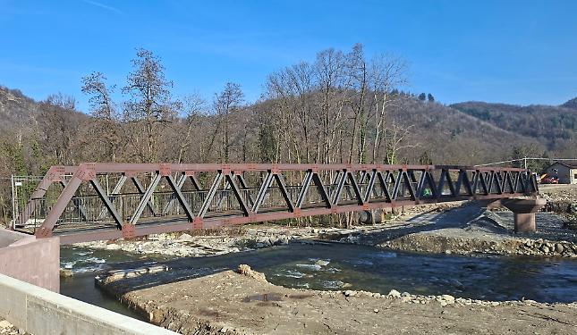 Una passerella sospesa sul torrente: prende forma il nuovo collegamento