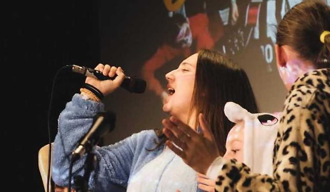 Cosa succede se un viaggio di lavoro prende una piega surreale? La commedia della Scala del Re