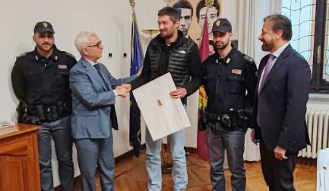 Si finge poliziotto per derubare un 94enne: arrestato con oro e preziosi in tasca
