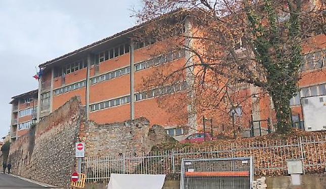 Di demolisce la scuola: strada chiusa fino al 30 maggio, ma la ZTL si fa meno pesante