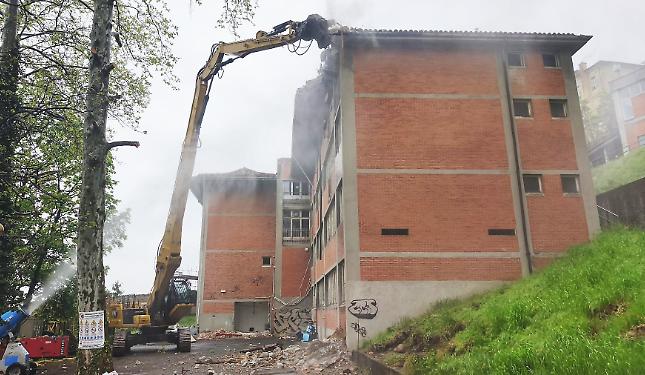 Ruspe e pinze al lavoro: iniziata la demolizione del &ldquo;Baruffi&rdquo;