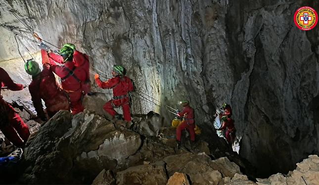 Neve, buio e 2.099 metri di quota: cos&igrave; il soccorso speleologico sfida l&rsquo;impossibile