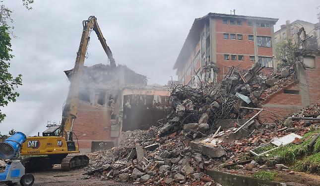 Istituto "Baruffi": completamente distrutta la prima "manica", ora si abbatte la seconda